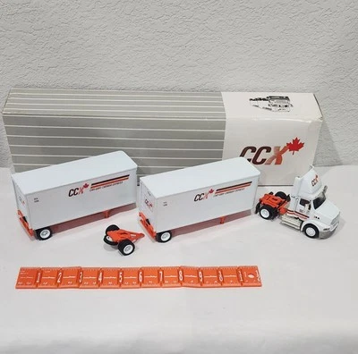 CON-WAY CANADA CCX EXPRESS 28' duplas com trator esterlina com caixa escala 1:53 - Imagem 1 de 4