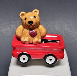 Nora Fleming Mini Bear Hug A220 St. Jude Bear Red Wagon NEU! Rentner - Bild 1 von 7