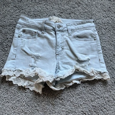 PANTALONES CORTOS VAQUEROS DESGASTADOS CON RIBETE DE OJALES ALTAR’D STATE TALLA 25/1 Foto 1 de 3