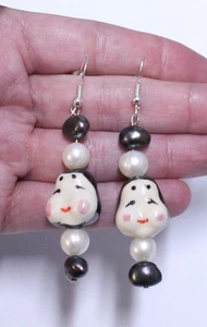 Pendientes colgantes vintage japoneses con máscara de Otafuku de porcelana, perlas y plata de ley - Imagen 1 de 3