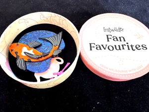 ERSTWILDER NISHIKIGOI FAN FAVOURITES CARMEN HUI RESIN BROOCH - Bild 1 von 3