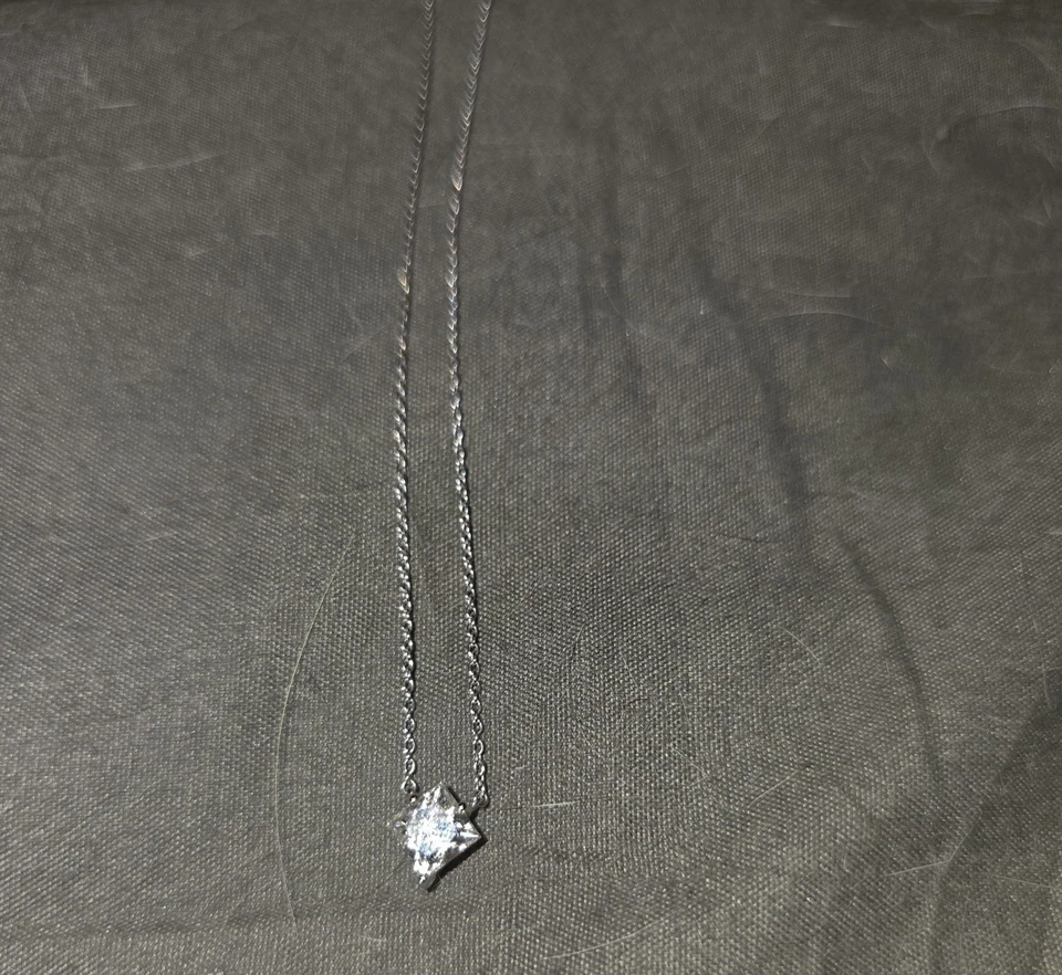 Collar colgante solitario de oro blanco con diamantes cultivados en laboratorio de corte princesa de 1 quilate Foto 1 de 1
