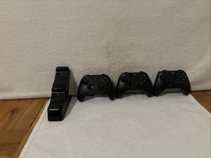(3) Microsoft Xbox One Wireless Controllers & Charging Dock #1708 Black TESTED - Picture 1 of 20