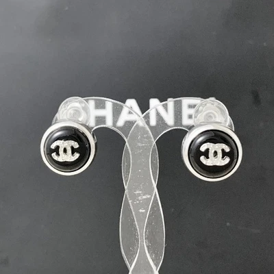 Orecchini Chanel Autentici Coco Mark Matelasse Nero Tono Argento Tondo 14mm N... - Immagine 1 di 4