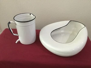 Passende antike blau-weiße Bettpfanne & chirurgischer Irrigator/Dusche - Emaille - Bild 1 von 8