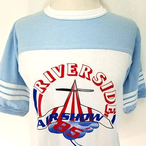 Camiseta de Colección Años 80 Estilo Fútbol de Puntada Única Riverside AIR SHOW 85' Unisex M/L * - Imagen 1 de 11