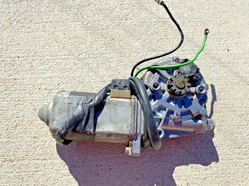 0018204942 0130821037 Left Rear Window Motor 300SD 500SEL 560SEL 380SE 300SE 126 - Image 1 of 3
