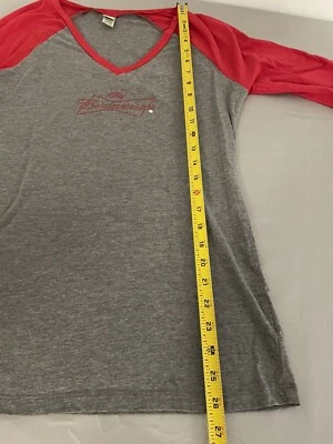 Camisa Budweiser Logo Mujer Talla L Manga 3/4 Gris con Rojo Foto 1 de 4