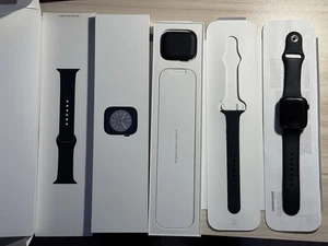 Apple Watch Series 8 45mm (Cassa Alluminio Mezzanotte, Solo GPS) con Cinturino Sport - Foto 1 di 4