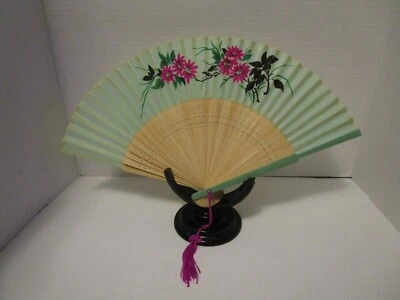 Ventilador de mano vintage japonés pintado a mano de seda con diseño floral recortado palos de bambú Foto 1 de 4