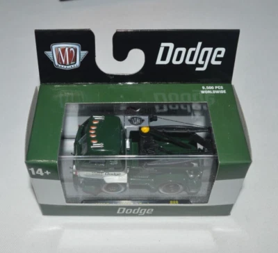 M2 机器 2024 亲笔签名 THENTICS R89 - 1966 道奇 L600 TOW 卡车深绿色 — 第 1/4 张图片