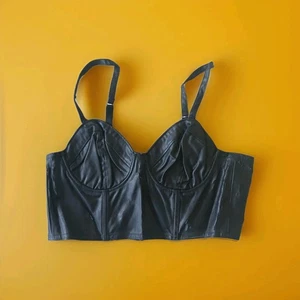 Lamour Nanette Lepore Kunstleder vegan schwarz Bralette groß gebraucht Foto Requisite - Bild 1 von 10