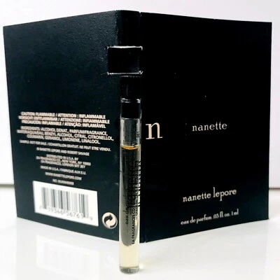 Nanette Lepore Eau de Parfum frasco cardado amostra tamanho 0,03 fl.oz / 1ml - Imagem 1 de 4