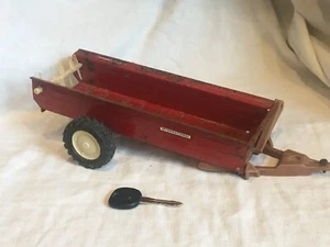 Vintage ERTL International Harvester Manure Spreader Red #4 - Picture 1 of 9