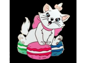 Prendedor de fantasía - Disney Aristocats Marie sentado en galletas de macarrones franceses - Imagen 1 de 2
