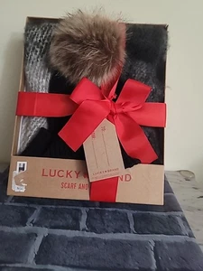 Sciarpa donna Lucky Brand maglia morbida e cappello pom pelliccia sintetica set regalo taglia standard - Foto 1 di 4