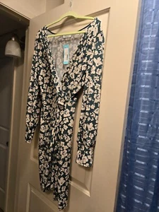 Long sleeved wrap dress in a green floral print. - Picture 1 of 5
