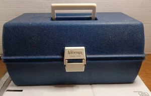 Vintage Abenteurer Angeln Tackle Box gefüllt: Fliegen Mini Vorrichtungen Mini Schwänze usw. - Bild 1 von 16