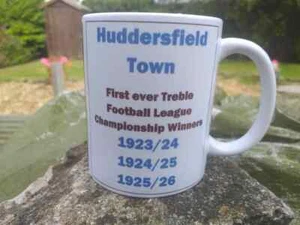 Historische Huddersfield Town Teams Dreifachgewinner 1970 Div 2 Champs Tassen 11 Unzen - Bild 1 von 14
