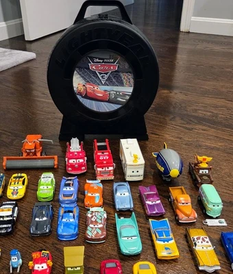 迪士尼皮克斯汽车压铸批量捆绑出售物品带 Lightyear 轮胎手提箱 — 第 1/4 张图片