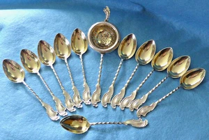 Preciosas cucharaditas antiguas alemanas Koch & Bergfeld de plata (11) y colador, c1900. - Imagen 1 de 24