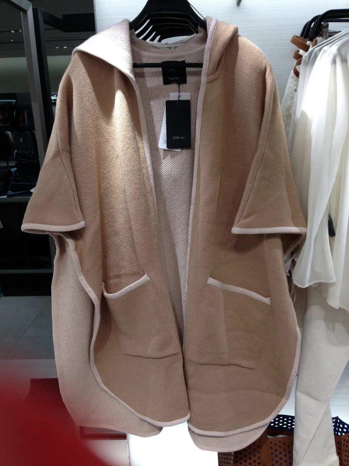 ZARA MUJER CAMEL CAPA CON CAPUCHA Y RIBETE TALLA ÚNICA: M Ref. 0367/807 Foto 1 de 1