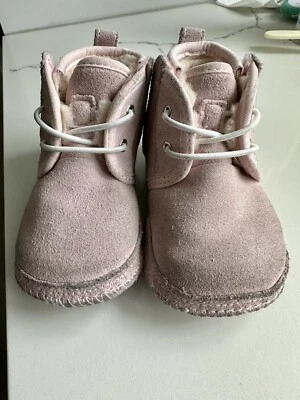 Botas Uggs Neumel bebé rosa niñas gamuza niño pequeño Foto 1 de 4