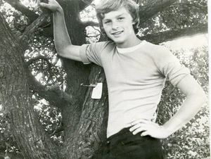 Handsome young man posing near tree gay int vtg photo - Bild 1 von 3
