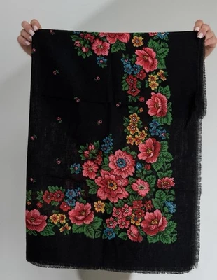 Bufanda floral de lana vintage negra - Mantón tradicional Hustka decoración del hogar Foto 1 de 4