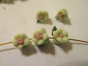 72 piccoli fiori in porcellana verde e rosa 5,5 mm con foglie con foro TMG - Foto 1 di 5
