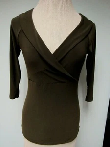 MUÑECA DE PAPEL DE COLECCIÓN Tejido Top Sobrepelliz Cuello en V Imperio Imitación Envoltura Marrón Chocolate M Usada en Excelente Condición - Imagen 1 de 5