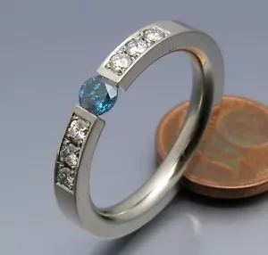 DISEÑO MADURO - ELEGANTE ANILLO TENSOR BRILLANTE 0,58 QUILATES - DE ORFEBRERÍA PROPIA - Imagen 1 de 5