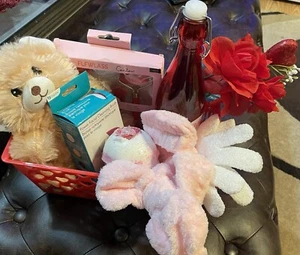 Valentine's Day Spa Gift Basket for Women Self-Care Bath Set for Her - Picture 1 of 3