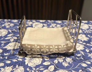 Vintage Reeves International Kinder Puppenhaus Metallbett mit Kissen - Bild 1 von 5