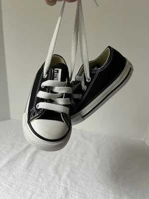 All Star Converse Unisex Talla 5 Niño Pequeño Blanco y Negro Zapatos para Niños Tenis Foto 1 de 4