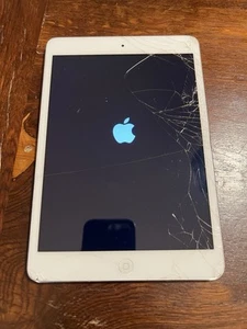 iPad Mini 1ST Generation 16GB WIFI Only White - READ DESCRIPTION AND SEE PHOTOS - Picture 1 of 4