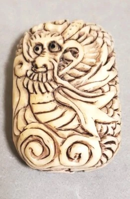 Antiguo dragón tallado a mano con cuentas antiguas rectangulares todos los lados 40 mm x 28 mm MUY RARO Foto 1 de 4