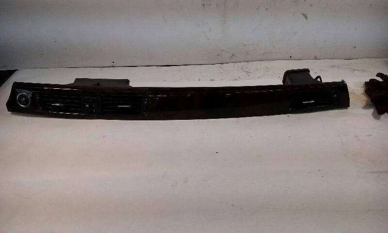 Ободок приборной панели 2011 BMW 335i с кнопкой запуска остановки, вентиляционные отверстия - Изображение 1 из 4