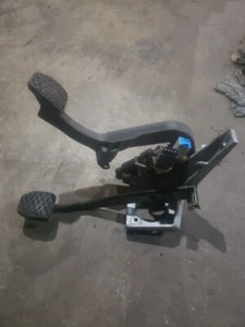 BMW Z3 Late Model 5-Spd Manual Swap Clutch Pedal Box w Master Cylinder 2001-2002 - Picture 1 of 4