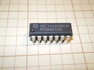 Puerta NAND triple de 3 entradas MC14023BCP CD4023B HCF4032B HEF4023B SL4023B - Imagen 1 de 1