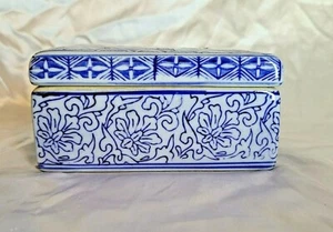 Chinesische antike blau-weiße Porzellanbox mit Reben und Blumen - Bild 1 von 11