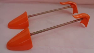 EMBAUCHOIRS FORME A CHAUSSURE VENUS EN PLASTIQUE ORANGE  VINTAGE - Imagen 1 de 3