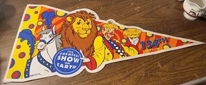 2004 Ringling Brothers Barnum And Bailey Circus Lion Pennant 25" X 10" - Foto 1 di 5