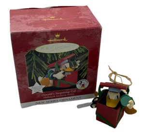 Hallmark Keepsake Ornament Disney Donald’s Sorprendente Regalo 1997 - Imagen 1 de 17