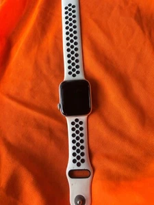 Apple Watch SE 40mm Aluminum Case Ion X Glass GPS - Zdjęcie 1 z 3