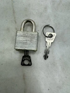 Candado Master Lock miniatura vintage nº 9 con llaves originales - Imagen 1 de 8