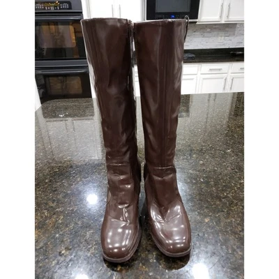 Botas hasta la rodilla Leila Stone para mujer 8 charol marrón punta redonda cremallera lateral Foto 1 de 4