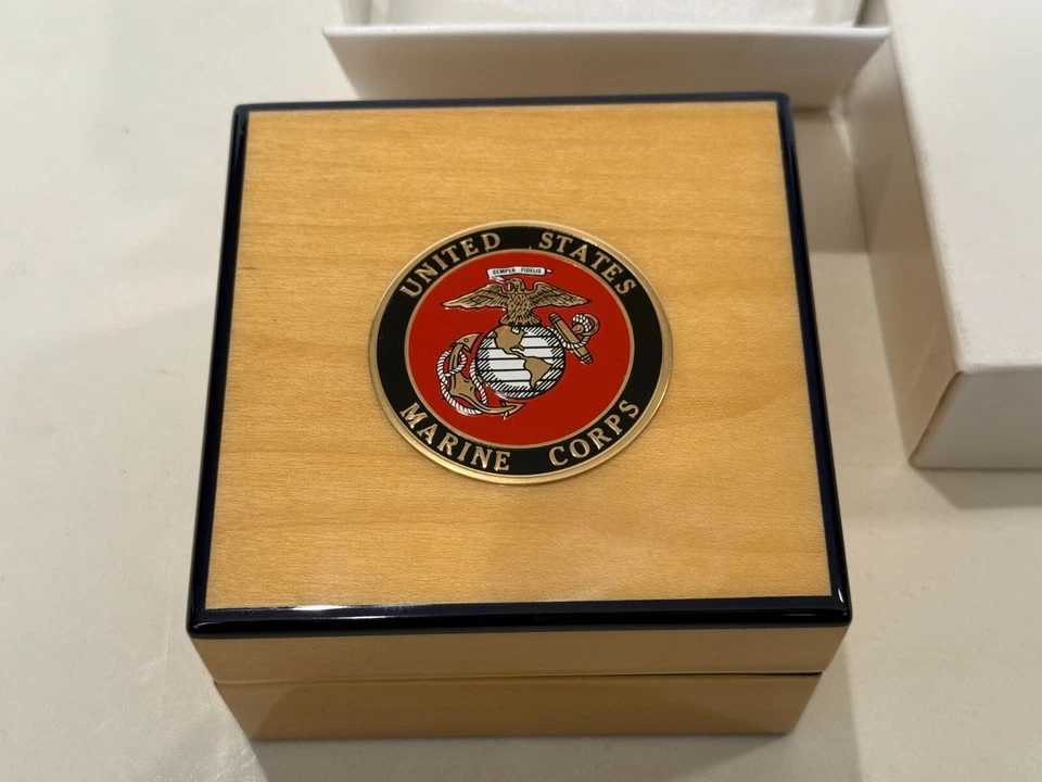 Nueva caja y pelota del Cuerpo de Marines de los Estados Unidos (Tour Select Lithium 3) Foto 1 de 3