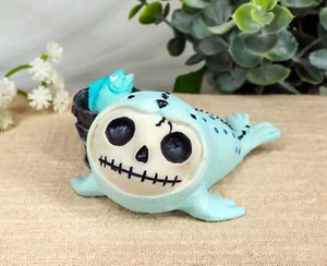 Estatuilla pequeña para sentarse Ebros Furrybones Rollie The Seal with A Bucket of Fish - Imagen 1 de 10