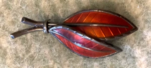 Prendedor vintage Ivar T. Holth Noruega esterlina con hojas de esmalte guilloche rojo años 50’s - Imagen 1 de 5